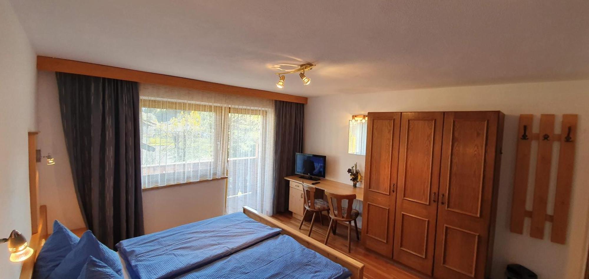 Pension Appartements Via Claudia Lermoos Room photo